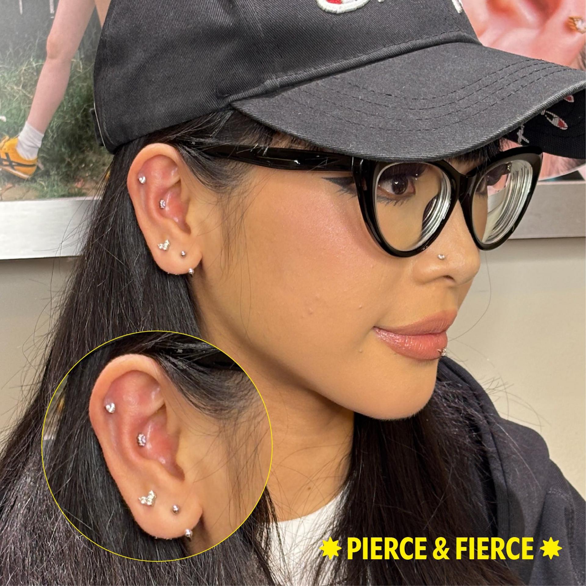 Đeo nhiều khuyên tai giúp thể hiện cá tính, tạo điểm nhấn và thu hút ánh nhìn.