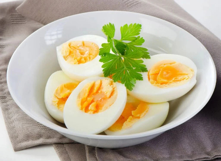 Sau xỏ khuyên, bạn vẫn có thể ăn trứng bình thường