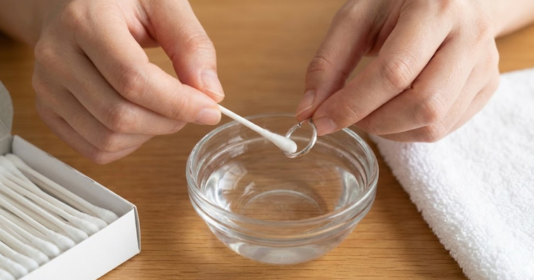 Việc vệ sinh khuyên sau lâu ngày đeo lại là không thể bỏ qua. (Nguồn: Internet)