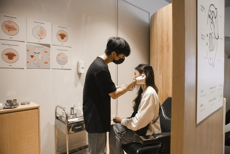 Với khách hàng xỏ khuyên tại COCKSTOCK, với đội ngũ thợ xỏ và chuyên viên ý tế hỗ trợ kiểm tra, vệ sinh định kỳ