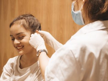 Lỗ xỏ khuyên chảy nước vàng