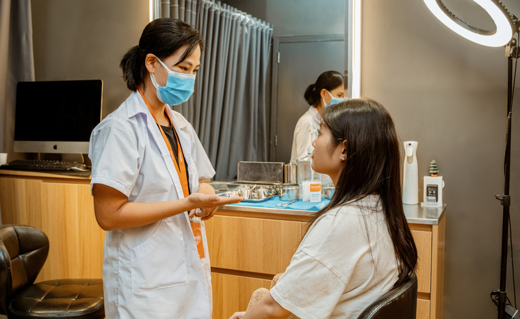 Khi lỗ xỏ khuyên xuất hiện tình trạng chảy nước vàng, bạn nên liên hệ với cơ sở xỏ khuyên để được đánh giá sơ bộ tình trạng và được tư vấn cách xử lý