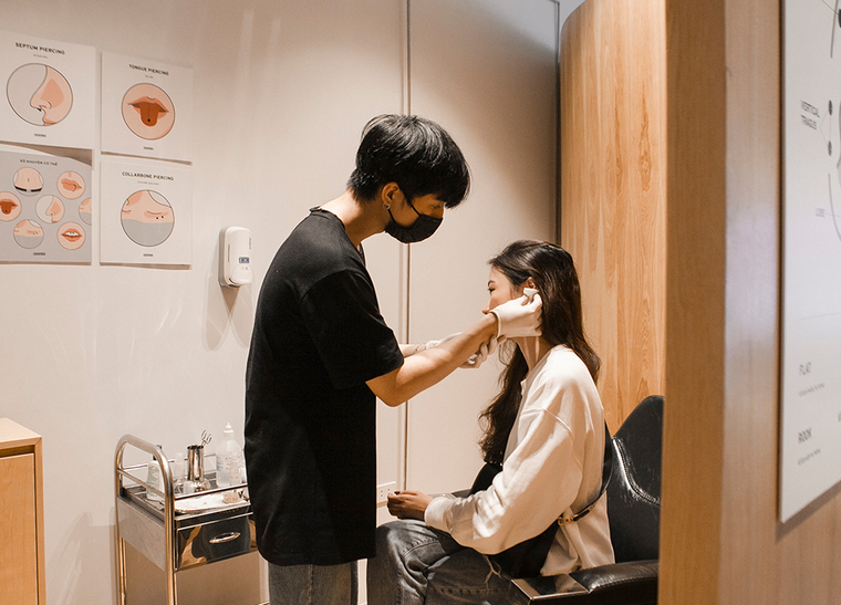 Nếu có các dấu hiệu chảy máu, sưng tăng, đau dữ dội,... bạn nên liên hệ với cơ sở xỏ khuyên hoặc đi khám