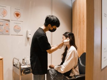 xỏ khuyên uống bia được không