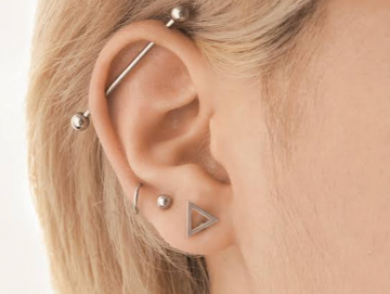 Xỏ khuyên xong có được gội đầu không? Cách chăm sóc an toàn